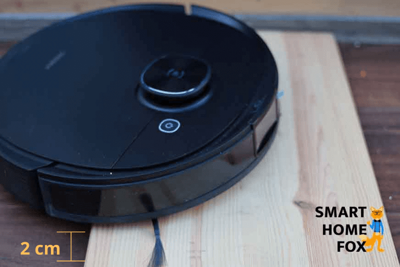 Der Ecovacs Deebit T9 AIVI überfährt eine Türschwelle